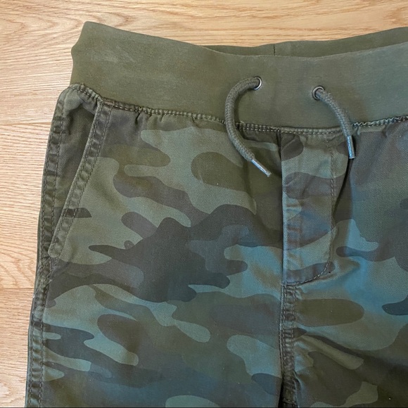 2/$20 Gap camouflage Sz 8 Shorts - Picture 4 of 7